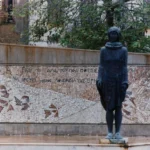 Μνημείο Νίκου Μπελογιάννη, 1989, χάλκινο άγαλμα και ψηφιδωτή σύνθεση (της Κλειούς Μακρή), Αμαλιάδα