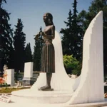 Το κορίτσι με το περιστέρι, 1988, χαλκός, ταφικό μνημείο Αλίκης Παπακώστα, νεκροταφείο Νέας Σμύρνης