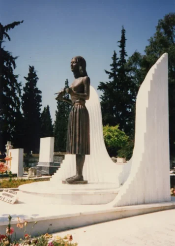 Το κορίτσι με το περιστέρι, 1988, χαλκός, ταφικό μνημείο Αλίκης Παπακώστα, νεκροταφείο Νέας Σμύρνης