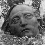 Προς τιμήν των θυμάτων, 1977, σφυρήλατος χαλκός, Εθνικό Μετσόβιο Πολυτεχνείο