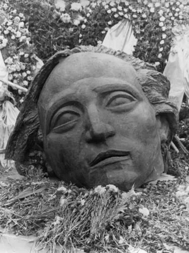 Προς τιμήν των θυμάτων, 1977, σφυρήλατος χαλκός, Εθνικό Μετσόβιο Πολυτεχνείο