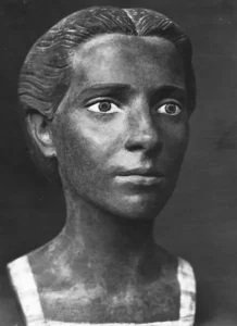 Γυναικείο πορτρέτο, 1943, ζωγραφισμένος πηλός, ύψος 40 εκ., ιδιωτική συλλογή