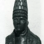 Πάπισσα Ιωάννα, 1983, σφυρήλατος χαλκός και σμάλτο, ύψος 70 εκ., Θέατρο Τζένη Καρέζη, Αθήνα